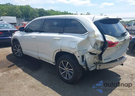 2018 Toyota Highlander Xle z USA, uszkodzony, nr VIN 5TDJZRFH9JS902303